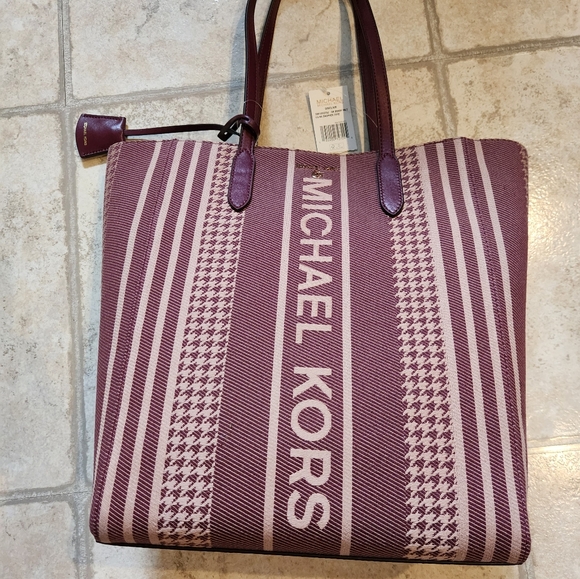Michael Kors shopping tote Bag ~ color Berry - Picture 2 of 7